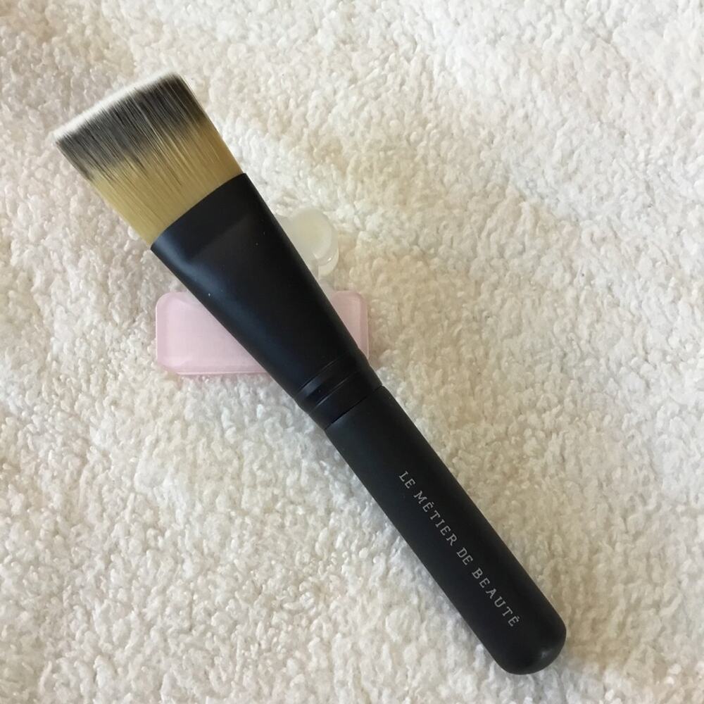 Le Métier de Beauté Flat Angled Foundation Brush - Picture 2 of 13